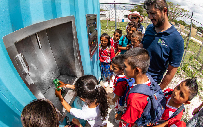 新しいWARP浄水システムできれいな水を飲めるようになったメキシコ・カラクムルの子どもたちとIHSメキシコ担当カントリーマネージャーのダニエル・アセンシオ氏