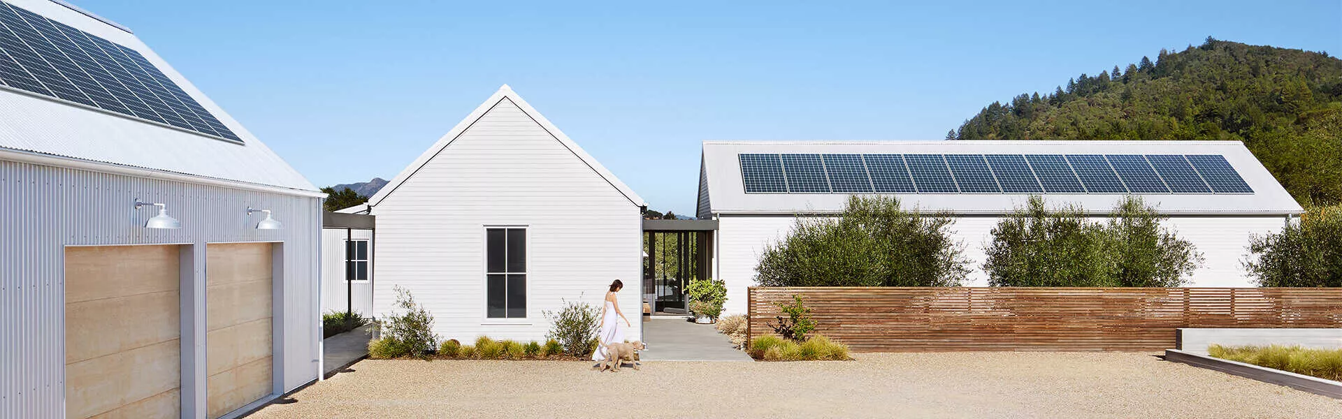  granero y casa con paneles solares